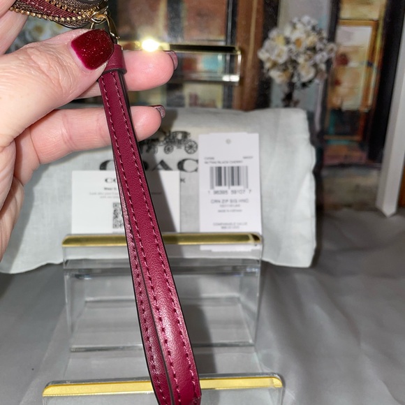 Coach Signature Canvas Wristlet with Horse & Carriage – New With Tags - Picture 4 of 4